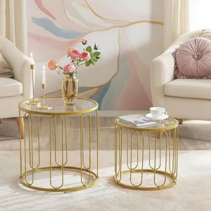 Mesitas auxiliares redondas con detalles dorados – Tablero de vidrio templado, estructura metálica.