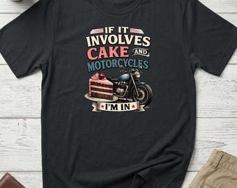 Może przedstawiać: Czarny t-shirt z graficznym wzorem. Wzór zawiera kawałek ciasta, motocykl i tekst "If it involves cake and motorcycles I'm in." Projekt zawiera czerwone, niebieskie i białe elementy.