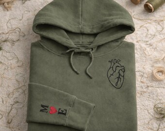 Moletom com capuz bordado personalizado com coração anatômico e iniciais personalizadas.