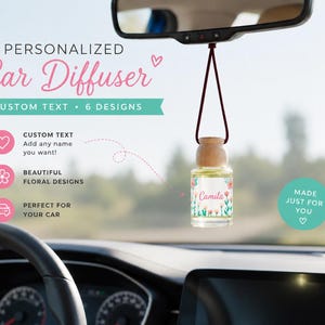 Puede incluir: Un difusor de coche personalizado con texto personalizado y diseños florales. El frasco de vidrio, colgado del espejo retrovisor de un coche, presenta el nombre "Camila" y un estampado floral. El texto de la imagen dice "Difusor de coche personalizado".