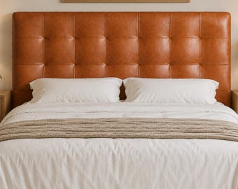 Cabecero de cama tapizado a medida, hecho a mano en piel marroquí, de cuero genuino de vaca curtido vegetalmente y montado en la pared.