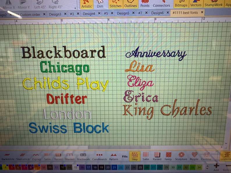 K&ouml;nnte beinhalten: Ein digitaler Bildschirm mit verschiedenen gestickten Schriftarten. Die Schriftarten umfassen "Blackboard", "Chicago", "Childs Play", "Drifter", "London", "Swiss Block", "Anniversary", "Lisa", "Eliza", "Erica" und "King Charles".