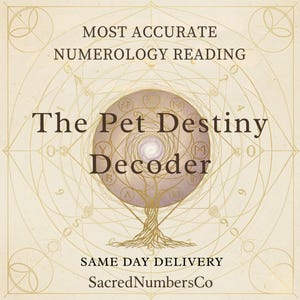 Op de afbeelding: Een beige afbeelding met bovenaan de tekst "MOST ACCURATE NUMEROLOGY READING". Het midden toont een cirkelvormig ontwerp met de woorden "The Pet Destiny Decoder". De onderkant leest "SAME DAY DELIVERY" en "SacredNumbersCo".