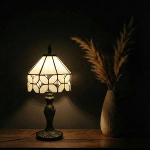 Lámpara de mesa de cristal blanco estilo Art Nouveau con base de resina, decoración vintage para mesita de noche.