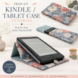 Może przedstawiać: Dokument cyfrowy zatytułowany Prop-Up Kindle / Tablet Case Tutorial przedstawiający etui z tkaniny w kwiatowy wzór w kolorach niebieskim, brzoskwiniowym i białym. Etui pokazano zamknięte, częściowo otwarte z tabletem oraz jako podstawkę pod czytnik.