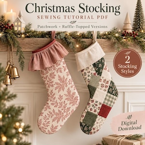 Peut inclure: Deux chaussettes de Noël suspendues à une cheminée. La chaussette de gauche présente un tissu rose poudré avec un motif de fougère blanc et un haut à volants. Celle de droite est un patchwork de carrés floraux et à carreaux verts, blancs et rouges.