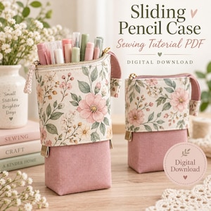 Pode incluir: Dois estojos deslizantes com um padrão floral de flores cor-de-rosa e folhas verdes sobre um fundo creme, com uma base sólida em rosa seco. O texto diz Sliding Pencil Case Sewing Tutorial PDF e Digital Download.