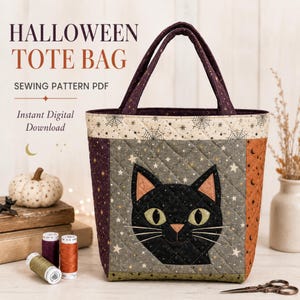 Op de afbeelding: Een gewatteerde tote bag met een centrale applicatie van een zwart kattengezicht op een grijze achtergrond met sterrenpatroon. De tas heeft zijpanelen in paars en oranje, een bovenrand met spinnenwebben en twee hengsels. Tekst: HALLOWEEN TOTE BAG SEWING PATTERN PDF.