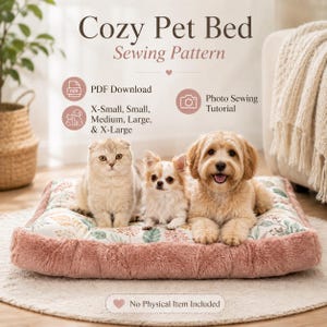 Puede incluir: Un patrón de costura digital para una cama de mascota, con texto para descarga en PDF, tallas de XS a XL y tutorial de costura con fotos. La imagen muestra un gato y dos perros sobre una cama rectangular con estampado floral y borde rosa de felpa.