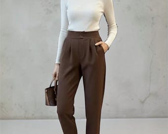 Pantaloni da donna a vita alta con doppio bottone, taglio a carota, in crêpe elasticizzato, in lycra color marrone terra, modello affusolato da ufficio, moda elegante per tutti i giorni 2026
