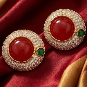 Roter Rubin Ohrstecker, Gold Micro Pave CZ, Smaragd Akzent, Vintage Style