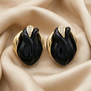 彫刻的なブラックゴールドのチューリップイヤリング、光沢のあるエナメルのステートメントスタッドピアス、モダンラグジュアリージュエリー