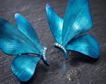 Orecchini a lobo a forma di farfalla blu, delicati orecchini a farfalla in cristallo, gioielli con ali blu, eleganti orecchini ispirati alla natura, regalo per lei