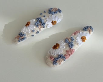 Hand-embroidered baby clothespin 5cm | Delicate baby accessory | Handmade gift | Made in Spain