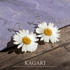 Madeliefjebloem oorbellen Echte bloem hars oorbellen Witte bloemen hangoorbellen Lichtgewicht botanische sieraden handgemaakt KAGAKI afbeelding 3