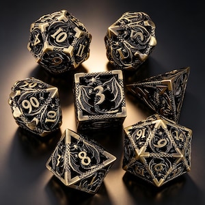 Könnte beinhalten: Ein Satz von sieben metallischen Würfeln für Tischspiele. Die Würfel sind schwarz mit goldfarbenen Zahlen und dekorativen Drachen- und Blumendesigns. Das Set enthält einen D4, D6, D8, D10, D12, D20 und einen würfelförmigen Würfel.