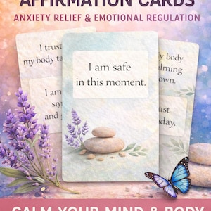 以下が含まれることがあります： 不安の緩和と感情調節のためのアファメーションカード。カードには「私はこの瞬間安全です」などのフレーズが記載されています。画像には、ラベンダーの小枝、積み重ねられた石、青い蝶が含まれています。画像には「あなたの心と体を落ち着かせましょう」と書かれています。