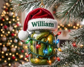 Adorno navideño personalizado de pepinillo, placa con gorro de Papá Noel con nombre personalizado, decoración para árbol de Navidad 2026, etiqueta para calcetín navideño, regalo de recuerdo para la familia.