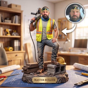 Könnte beinhalten: Eine individuelle Figur eines bärtigen Bauarbeiters mit neongelber Warnweste, grauem T-Shirt und blauer Jeans, der ein Elektrowerkzeug hält. Die Figur steht auf einem Sockel mit der Aufschrift MASTER BUILDER, neben einem gelben Helm.