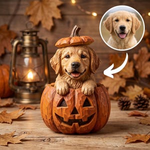 Può includere: Una statuetta in legno intagliato di un cucciolo di golden retriever che emerge da una zucca di Halloween. Il cucciolo indossa un coperchio di zucca come cappello. Un inserto circolare mostra la foto di un vero golden retriever con una freccia.