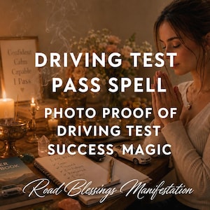 Op de afbeelding: Een persoon met gevouwen handen naast een tafel met een rijbewijshandboek, een notitieboek met een checklist, brandende kaarsen en een kleine speelgoedauto. De tekst luidt: DRIVING TEST PASS SPELL PHOTO PROOF OF DRIVING TEST SUCCESS MAGIC.
