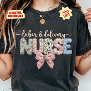 Puede incluir: Camiseta gris oscuro con las palabras "labor & delivery NURSE" en una fuente decorativa. La palabra "NURSE" está hecha de tela con estampados florales y de cuadros. Debajo de la palabra "NURSE" hay un lazo rosa. También se ven las palabras "DIGITAL PRODUCT" y "300 DPI".