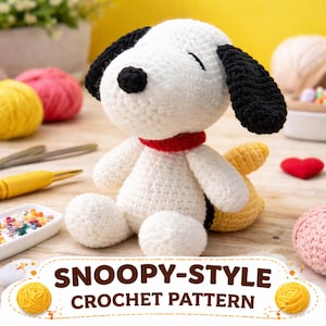 Puede incluir: Una muñeca Snoopy hecha a mano con orejas negras, nariz negra y un collar rojo. El cuerpo blanco está tejido a ganchillo con un punto texturizado. La muñeca está sentada con un ala amarilla y el texto "SNOOPY-STYLE CROCHET PATTERN".