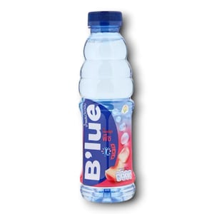 Peut inclure: Une bouteille d'eau en plastique transparent avec un bouchon bleu. La bouteille porte une étiquette bleue et rouge avec le mot "Blue" en grandes lettres stylisées. L'étiquette présente également des images de fruits. La bouteille est remplie de liquide clair.