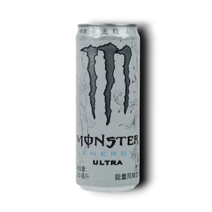 Peut inclure: Une canette argentée de Monster Energy Ultra avec le logo de la marque en forme de griffes noires. La canette porte les mots "MONSTER ENERGY ULTRA" en noir et blanc. Il y a aussi du texte en langue étrangère.