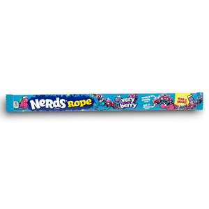 Pode incluir: Uma embalagem azul de doces Nerds Rope. A embalagem apresenta as palavras "Nerds Rope" em uma fonte colorida, juntamente com "very berry". A corda de doces é visível através da embalagem, mostrando pedaços de doces coloridos.