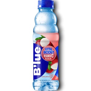 Peut inclure: Bouteille en plastique transparente de boisson B'lue saveur litchi avec un bouchon bleu. L'étiquette présente des illustrations de fruits du litchi et le texte "Vita Boost Vitamin C B6, B12". La boisson est une boisson aromatisée avec des vitamines.