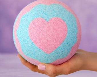 LOVE XXL Bomba da Bagno 1,2 kg – Una bomba da bagno gigante che esplode rivelando centinaia di cuoricini!