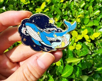 Pin esmaltado de ballena estelar, pin de ballena azul galáctica, broche de ola espacial oceánica, insignia de ballena celestial de ensueño, regalo para amantes del océano y el espacio.