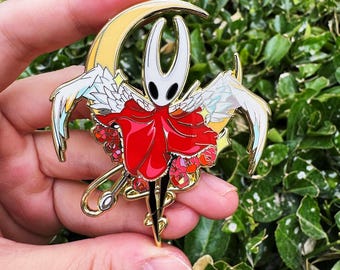 Pin de esmalte inspirado en Hornet: insignia de solapa con diseño de fan de Hollow Knight Silksong, regalo de coleccionista de esmalte duro.