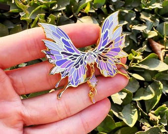 Pin de esmalte duro con mariposa morada iridiscente | Broche de fantasía alado con dije colgante