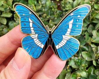 Pin de esmalte de mariposa Morpho azul: broche de solapa de esmalte duro iridiscente brillante, dorado, coleccionable.