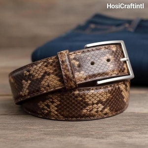 Cinto artesanal em couro marrom com estampa de cobra exótica, acessório para presente.