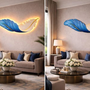 Op de afbeelding: Een decoratieve wandsculptuur in de vorm van een veer. De sculptuur heeft een blauw en wit verenontwerp met een gouden accent. De kamer bevat een bank, salontafel en lampen, wat een moderne woonruimte creëert.
