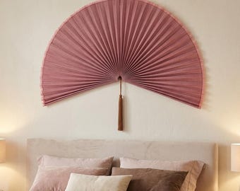 Handgemaakte bamboe wandventilator in oudroze, groot, boho slaapkamerdecoratie, met kwastjes.