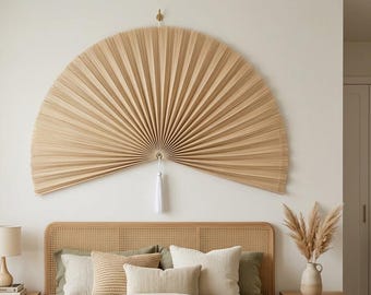 Grote wandventilator van natuurlijk bamboe, decoratie in boho-Japanse stijl.