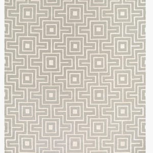 Könnte beinhalten: Rechteckiger Teppich mit geometrischem Muster. Das Design zeigt sich wiederholende Quadrate und Linien in Hellgrau und Off-White. Das symmetrische Muster bedeckt die gesamte Oberfläche des Teppichs, passend für Wohn- oder Schlafzimmer.