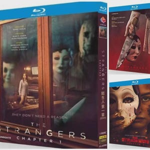 Puede incluir: Caja Blu-ray de la película "The Strangers: Chapter 1". La portada muestra a una mujer en una ventana, figuras enmascaradas y una persona sosteniendo un cuchillo. El texto incluye "THE STRANGERS CHAPTER 1" y "THEY DON'T NEED A REASON".