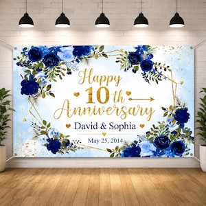 Pode incluir: Uma faixa retangular de aniversário com fundo branco, salpicos de aguarela azul e detalhes em glitter dourado. Exibe rosas azul-escuras, molduras geométricas douradas e o texto Happy 10th Anniversary David & Sophia May 25, 2014 em dourado.