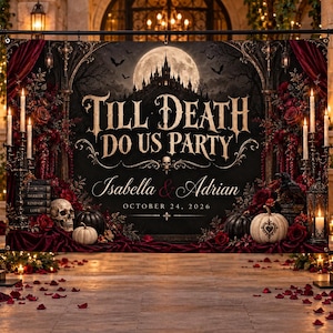 Könnte beinhalten: Ein rechteckiges Hintergrundbanner mit einem gotischen Schloss unter einem Vollmond und dem Text Till Death Do Us Party, Isabella & Adrian sowie October 24, 2026. Das Design zeigt Totenköpfe, Kürbisse, rote Rosen und dunklen Samtstoff.