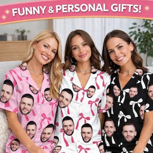 Könnte beinhalten: Drei Personen tragen personalisierte Pyjama-Sets. Die Sets zeigen ein sich wiederholendes Muster eines Gesichts und rosa Schleifen. Ein Set ist rosa, eines ist weiß und eines ist schwarz. Das Bild enthält den Text "FUNNY & PERSONAL GIFTS!"