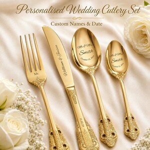 Könnte beinhalten: Ein goldfarbenes, personalisiertes Hochzeitsbesteck-Set. Das Set enthält eine Gabel, ein Messer und zwei Löffel, alle mit Namen und Datum graviert. Der Text "Personalised Wedding Cutlery Set" und "Custom Names & Date" sind sichtbar.