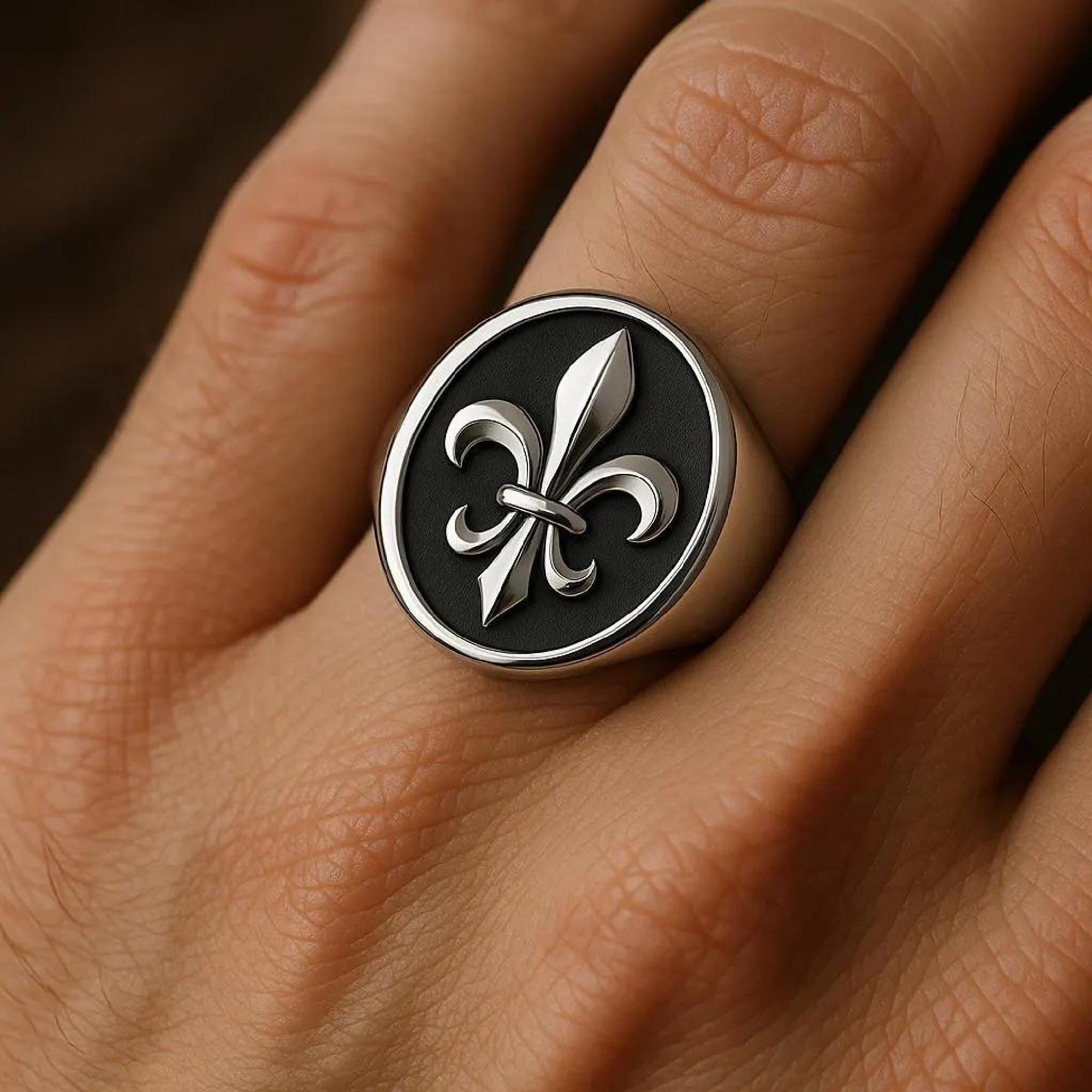 Anello Uomo In Acciaio Inox Nero Con Motivo Giglio (Fleur De Lis) - Taglie 7-11 - Stile Punk E Gotico