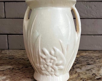 Jarrón Nelson McCoy de la década de 1930, blanco mate n.° 18, con diseño de bayas y hojas, de 15 cm (6 pulgadas) con asas.
