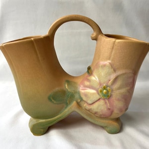 Jaren 30 Weller Pottery Art Deco Wild Rose 6" dubbele vaas met handvat