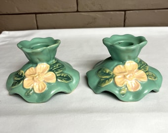 Coppia (2) di portacandele Wild Rose in ceramica Weller degli anni '30, colore verde